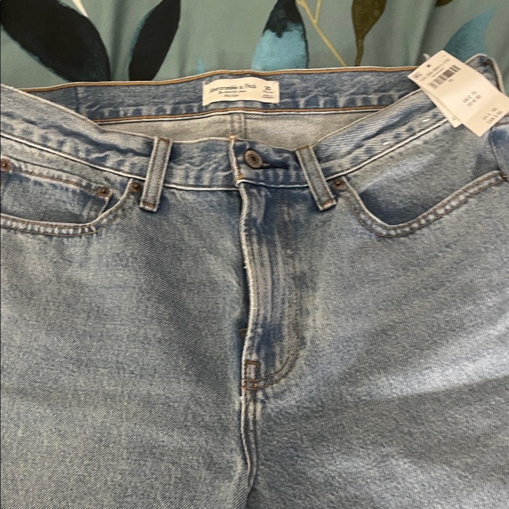 Abercrombie & Fitch Women's Light Blue, Slouchy Mid-Rise. NWT!!!!